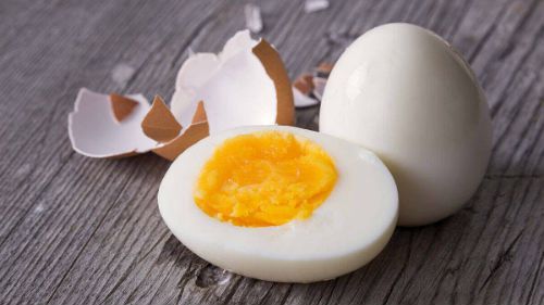 Лайфхак, який дозволяє легко очистити шкаралупу варених яєць. Весь секрет у солі.
