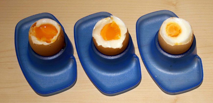 Лайфхак, який дозволяє легко очистити шкаралупу варених яєць. Весь секрет у солі.