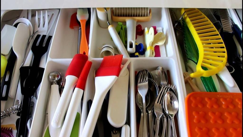 Які речі слід прибрати з кухні, щоб звільнити додатковий простір. Можна дуже легко зробити кухню більш просторою.