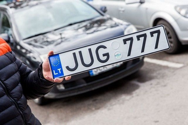 В Україні набув чинності закон про відтермінування штрафів власникам «євроблях». Документ передбачає добровільну сплату за розмитнення машин з європейській реєстрацією до кінця 2019 року.