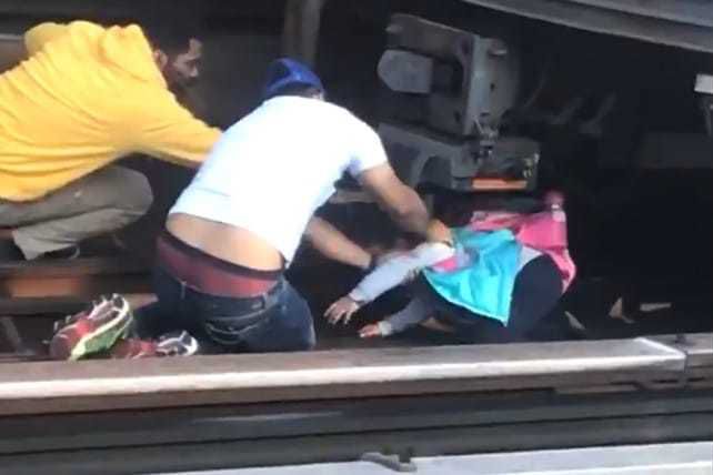 Свідки рятують 5-річну дівчинку після того, як батько стрибнув під поїзд метро, тримаючи її в руках. Батько стрибнув під поїзд, тримаючи свою 5-річну доньку в рюкзаку.