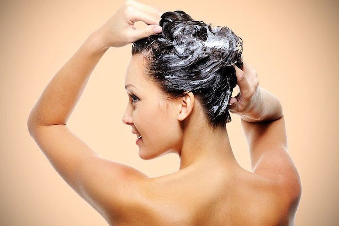 Фахівці закликають не мити волосся перед сном — і ось чому. Візьміть до уваги думку експертів.