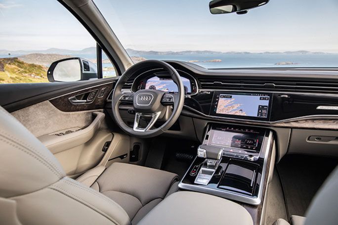 Audi Q7 презентувала оновлення 2020: салон Q8 і гібридні версії. Якщо ви хочете дізнатися, які тренди в автомобільній моді, просто подивіться на те, як змінилася Audi Q7.