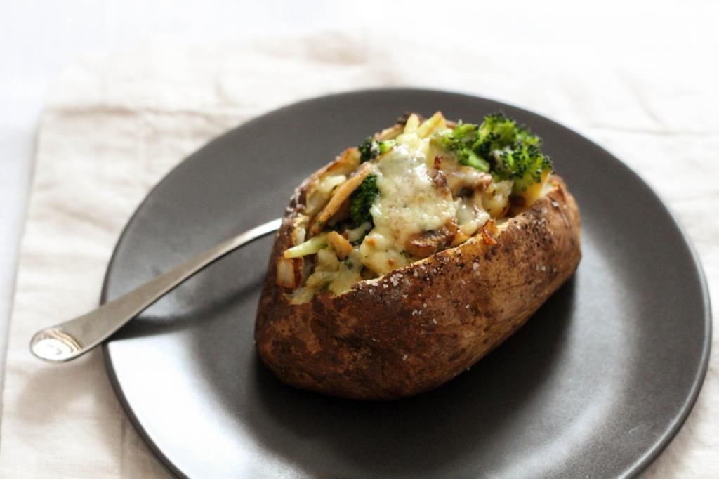 Незвичайний грибний жульєн у картопляних човниках. Картопляні човники — родзинка цієї страви.