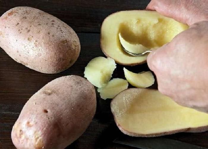 Незвичайний грибний жульєн у картопляних човниках. Картопляні човники — родзинка цієї страви.