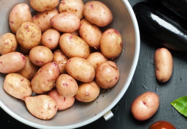 Чим корисний урожай дрібної картоплі. Така картопля дуже корисна для людей.