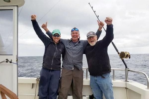 Троє чоловіків вирушили на звичайну рибалку, а повернулися з неї мільйонерами. А все через занадто дорогий вилов. Чоловіки несподівано для себе упіймали дуже дорогу рибу.