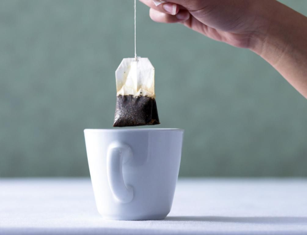 Заварюючи чай в пакетику, можна отримати ударну дозу пластикових мікрочастинок. Про це розповіло нове дослідження вчених.