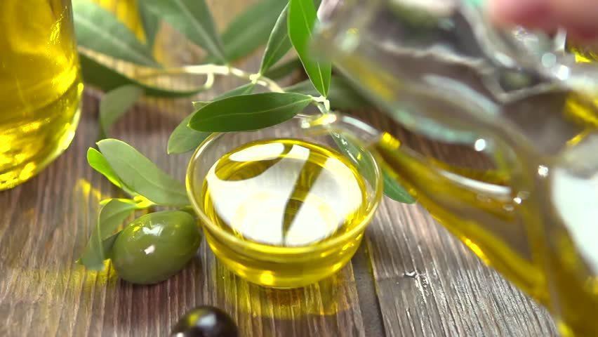 Чи можна відмовитися від косметики, використовуючи лише оливкову олію. Оливкова олія — гарний замінник косметики.
