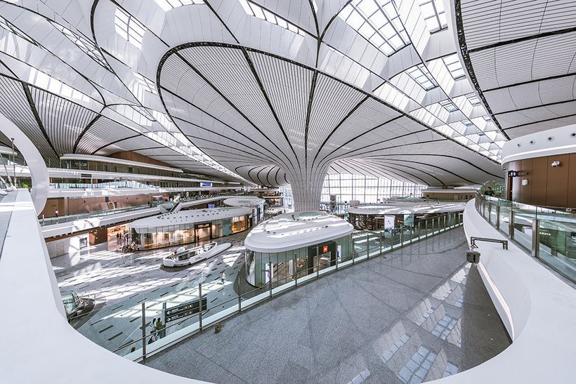 У Китаї побудували найбільший аеропорт у світі. Для аеропорту побудували чотири злітно-посадкові смуги. він розрахований на 45 млн пасажирів на рік.