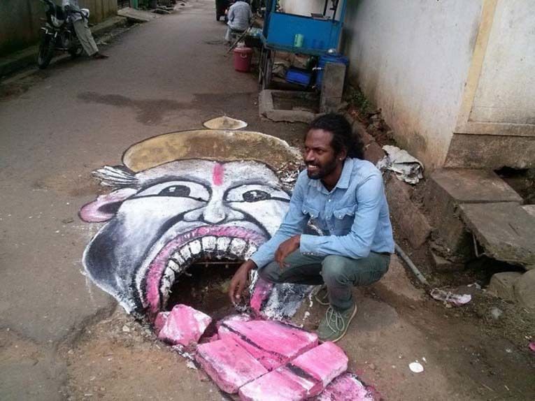 Індійський художник незвичайним способом змусив владу міста залатати дорожні вибоїни. Це справжнє мистецтво.