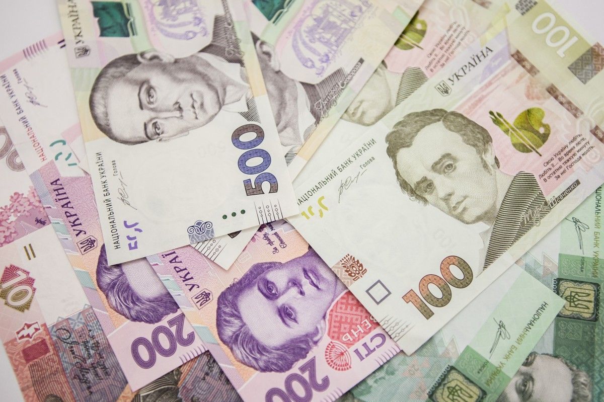 В Україні у серпні середня зарплата зменшилася на 434 гривні. Розмір середньої номінальної зарплати в Україні впав до 10537 гривень на місяць.