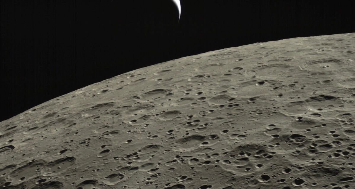 Місяць може бути «пасткою» для інопланетного життя. Про це заявив американський фізик Авраам Леб.