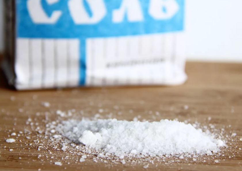 Вчені порівняли шкоду солі зі шкодою від тютюну і запропонували попереджати про це на упаковках. Попри те, що сіль робить їжу смачнішою, ця добавка, підвищує ризик інфаркту, інсульту та деменції.