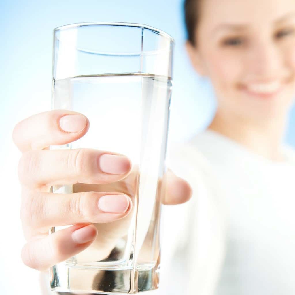 Як питна вода допомагає уповільнити наближення старості у вигляді появи зморшок. Як і коли правильно пити воду протягом дня, якщо хочете довго залишатися молодими і красивими.