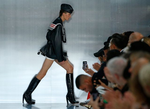 Комічний інцидент на Паризькому Тижні моди розсмішив навіть саму Анну Вінтур, яка ніколи не посміхається. Манекенник бренда Maison Margiela підірвав Мережу своїм виходом на подіум.