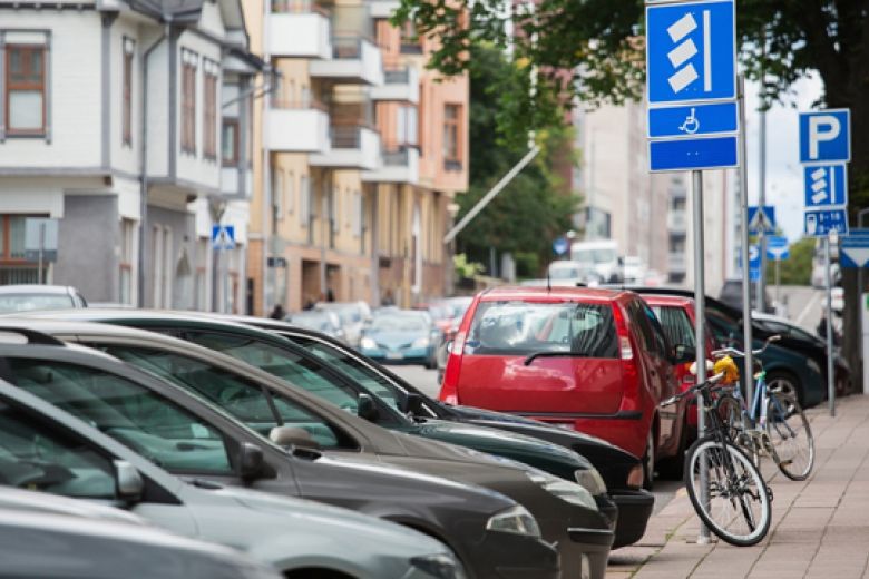 В Україні істотно спрощена процедура надання штрафів за паркування. Яка відповідальність чекає на водіїв, які порушують правила зупинки, стоянки та паркування транспортних засобів?