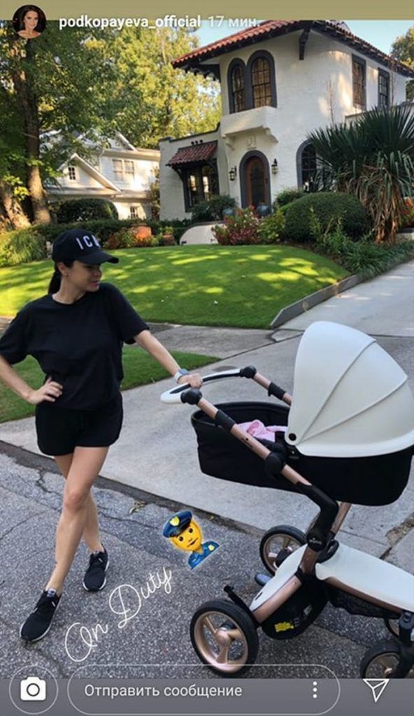 Лілія Подкопаєва поділилася фотографією, де вона з донькою на прогулянці. Спортсменка виглядає чудово.