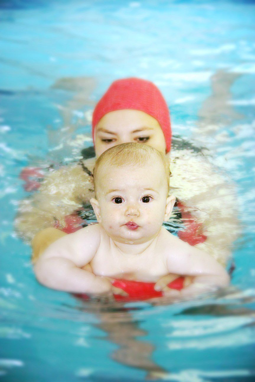 Що краще для дитини на першому році життя: басейн чи домашня ванна. Чи потрібно водити новонародженого в басейн і на що звернути увагу при виборі.