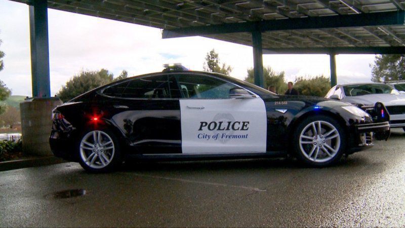 У Каліфорнії Тесла, яка використовувалась для патрулювання міста, несподівано розрядилася під час переслідування злочинця. Жарти людей щодо несвоєчасної розрядки автомобіля справдилися.