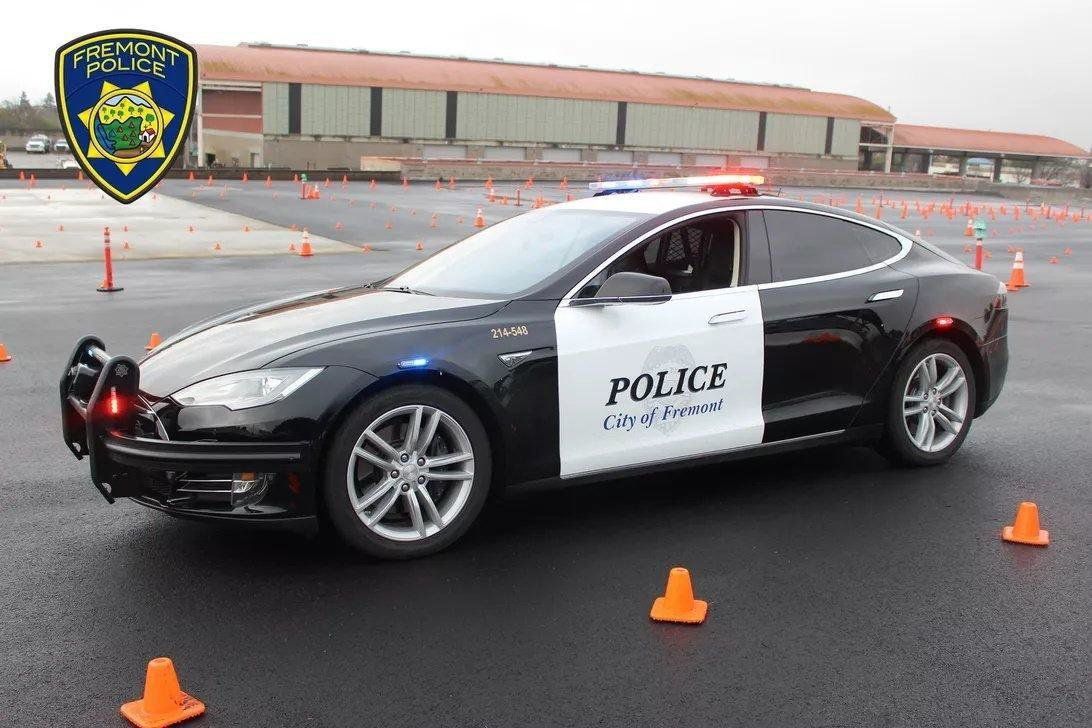 У Каліфорнії Тесла, яка використовувалась для патрулювання міста, несподівано розрядилася під час переслідування злочинця. Жарти людей щодо несвоєчасної розрядки автомобіля справдилися.