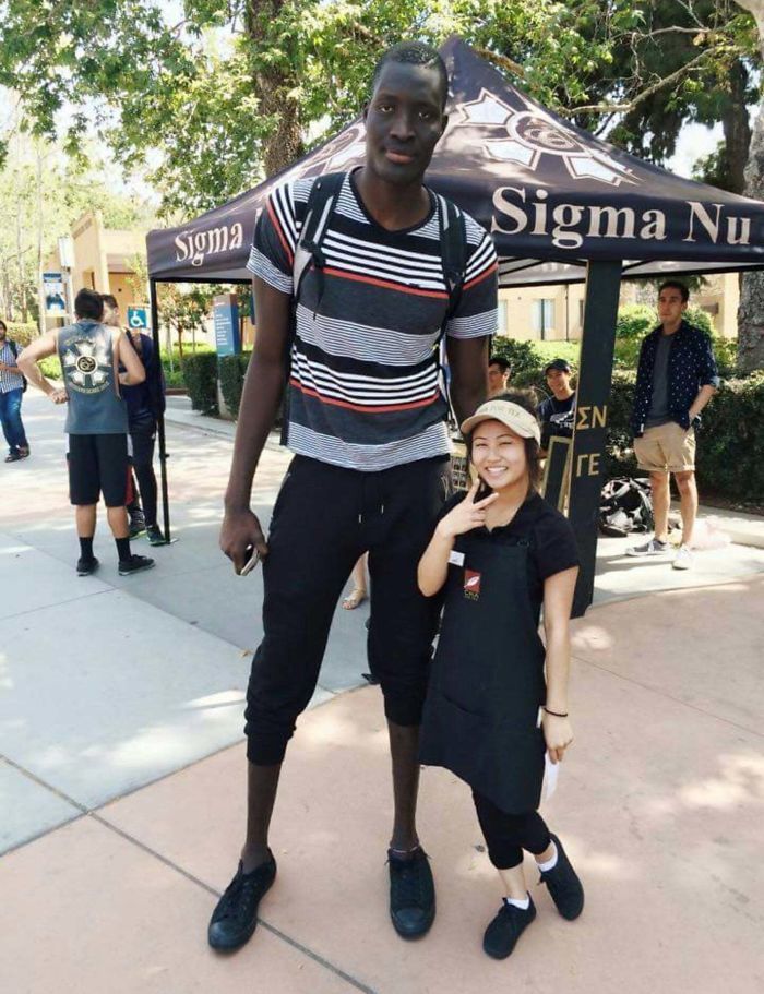 Гра контрастів: високі люди зустрілися з низькими. А ви колись бачили таких високих людей?