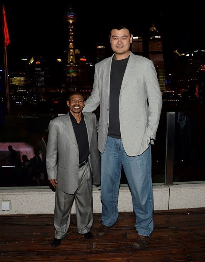 Гра контрастів: високі люди зустрілися з низькими. А ви колись бачили таких високих людей?