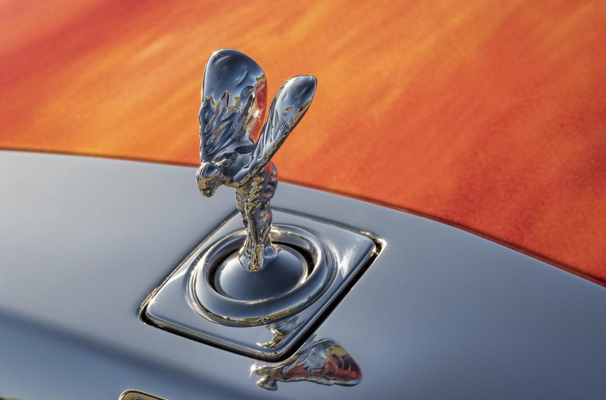 Rolls-Royce Phantom з «оком» продали за 888 тисяч фунтів стерлінгів. На кузов машини нанесений малюнок райдужної оболонки.