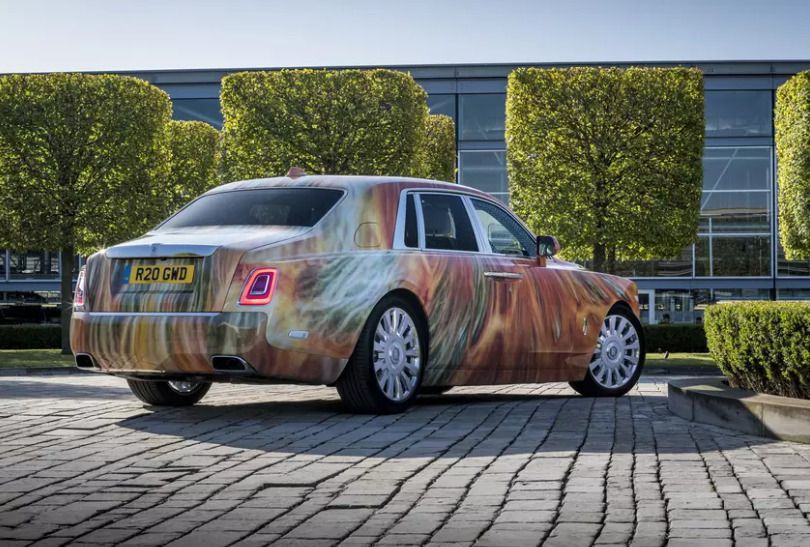 Rolls-Royce Phantom з «оком» продали за 888 тисяч фунтів стерлінгів. На кузов машини нанесений малюнок райдужної оболонки.