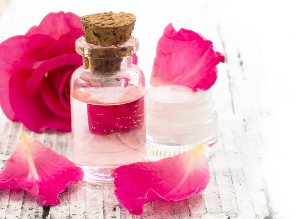 Секрети приготування рожевої води та її застосування для спокусливої краси. Цим рецептом користувалася сама Клеопатра.