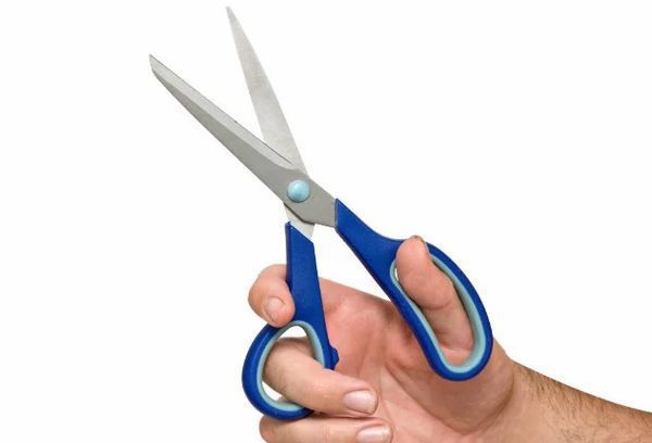 Як наточити ножиці за одну хвилину без спеціальних засобів: корисний лайфхак. Ви можете самостійно заточувати свої ножиці незліченну кількість разів, не вдаючись до допомоги чоловіка.