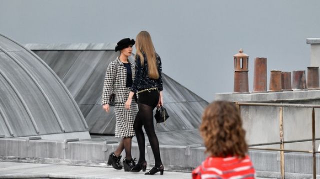 Джиджи Хадід вигнала з подіуму блогера, яка намагалася зірвати показ Chanel. Скандал на Тижні моди в Парижі.