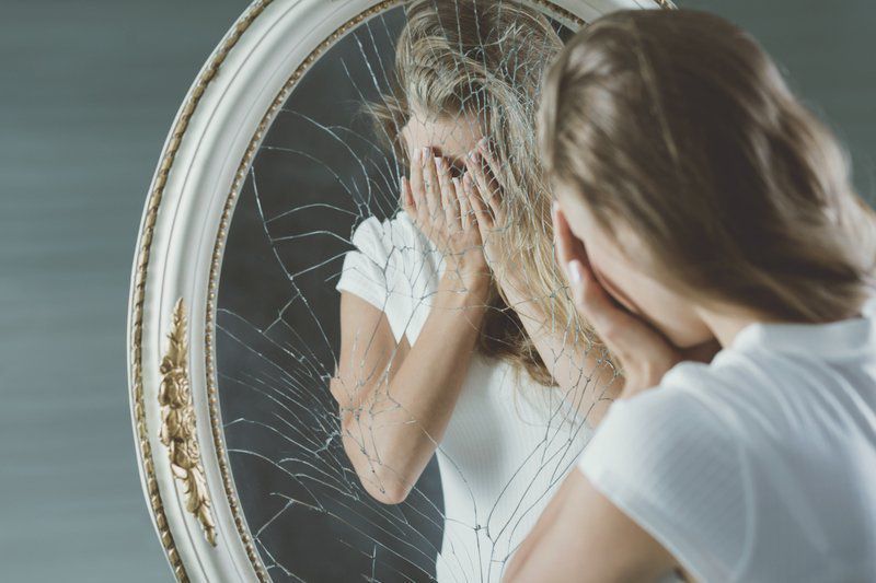 Прикмети: чому під час плачу не можна дивитися в дзеркало. Забобони про сльози перед дзеркалом.