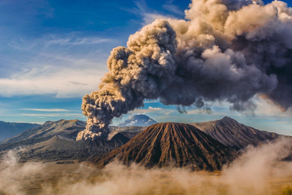 Вулкан Шивелуч на Камчатці почав виверження. Вулкан викинув стовп попелу на висоту майже дев'ять кілометрів.