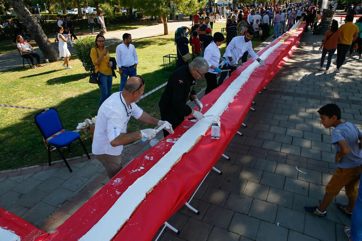 У Туреччині приготовлений найдовший торт у світі. Довжина торта склала 2842 метри при ширині 15 сантиметрів.