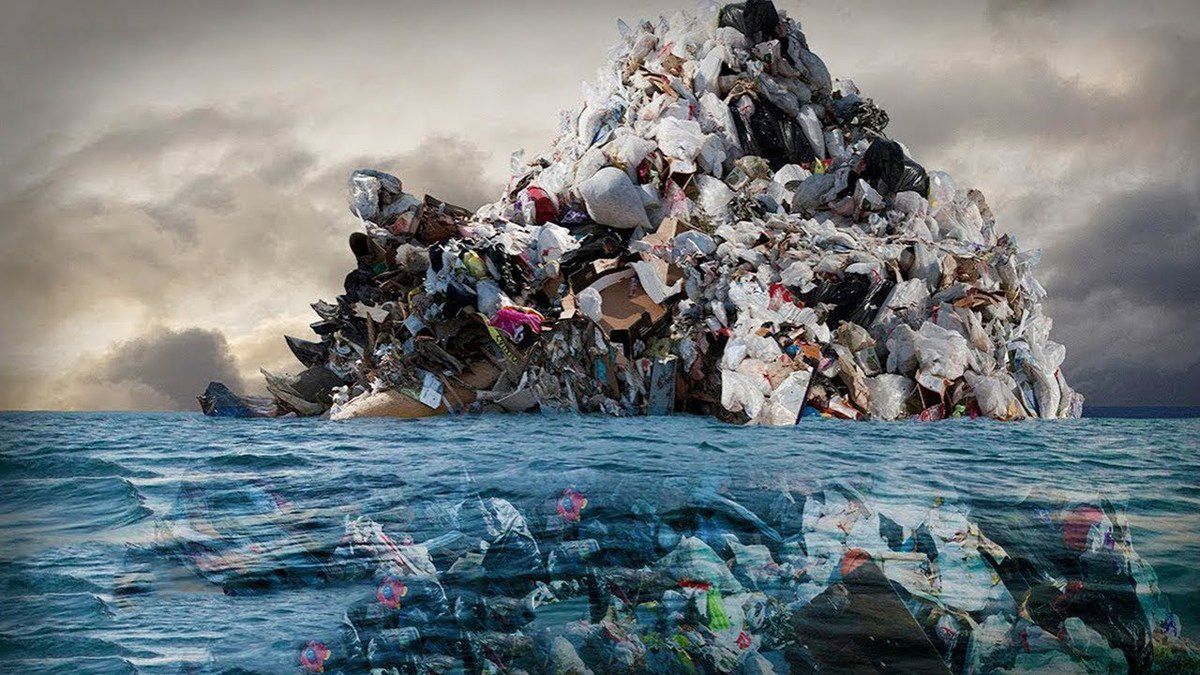 Джерелом забруднення океану пластиковим сміттям є діяльність торговельних суден. Більшість кораблів скидають тонни відходів прямо у воду.
