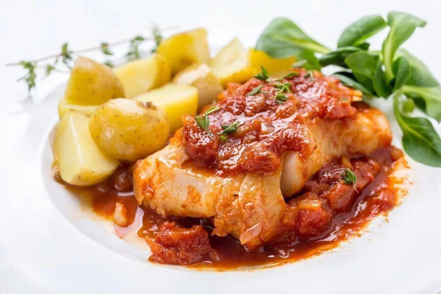 Минтай в томатному соусі — смачна страва для всіх любителів рибки. Відмінно смакує і в гарячому, і в холодному вигляді.
