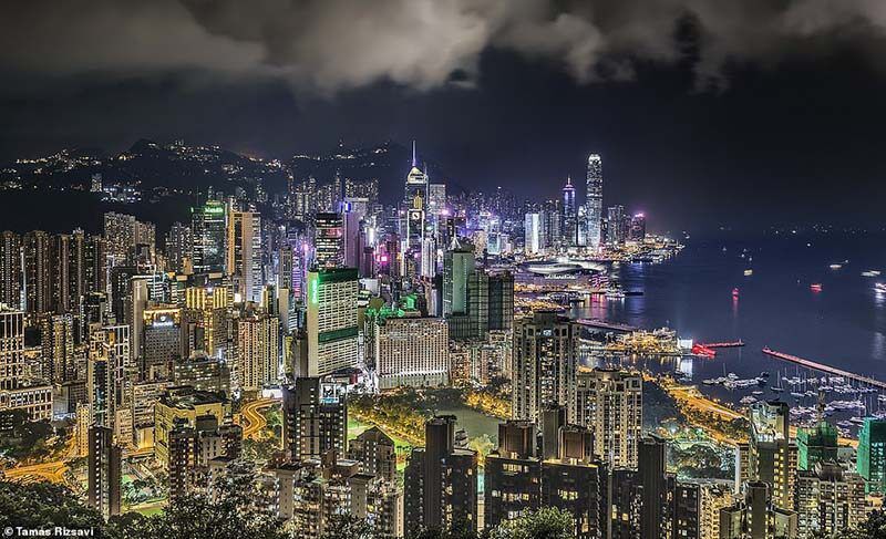 Приголомшливо красиво і жахливо водночас: фото нічного Гонконгу, зроблені з дахів хмарочосів. Руфер-екстремал забрався на кілька висоток в Гонконзі, щоб зняти кілька вражаючих кадрів міста.