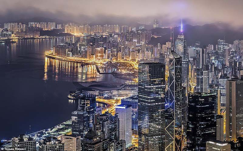 Приголомшливо красиво і жахливо водночас: фото нічного Гонконгу, зроблені з дахів хмарочосів. Руфер-екстремал забрався на кілька висоток в Гонконзі, щоб зняти кілька вражаючих кадрів міста.
