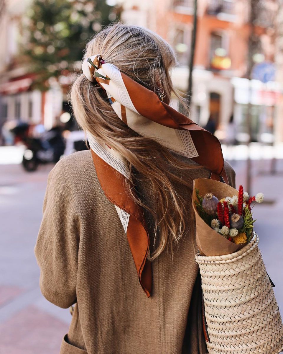 Стильно і жіночно: зачіски з шарфом. Якщо у вас несвіжа голова або просто хочеться поекспериментувати — спробуйте один з цих варіантів з шарфом.