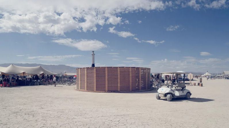 Посеред пустелі штату Невада побудували сауну. За час фестивалю побували у сауні більше тисячі відвідувачів.