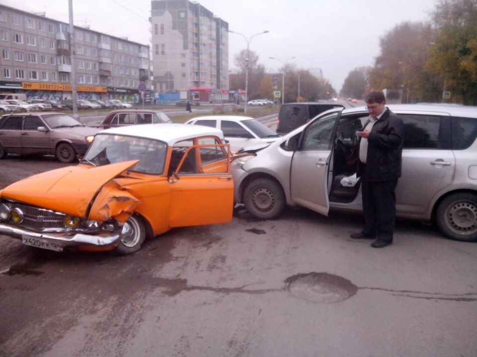 Анекдот дня: дід на 412- му москвичі в'їхав в BMW X5. Не пощастило хлопцям!
