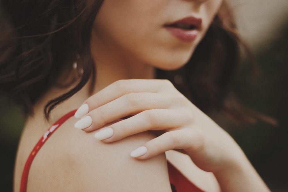 Розшарування нігтів: причини і методи запобігання. Причиною розшарування нігтів може бути що завгодно — від неякісних косметичних процедур до хвороб.