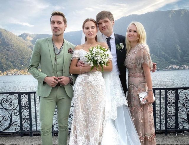 Переможниця "Холостяка" відсвяткувала весілля в Італії. Головною подружкою нареченої стала і її колишня суперниця із шоу "Холостяк" Вікторія Короткова.