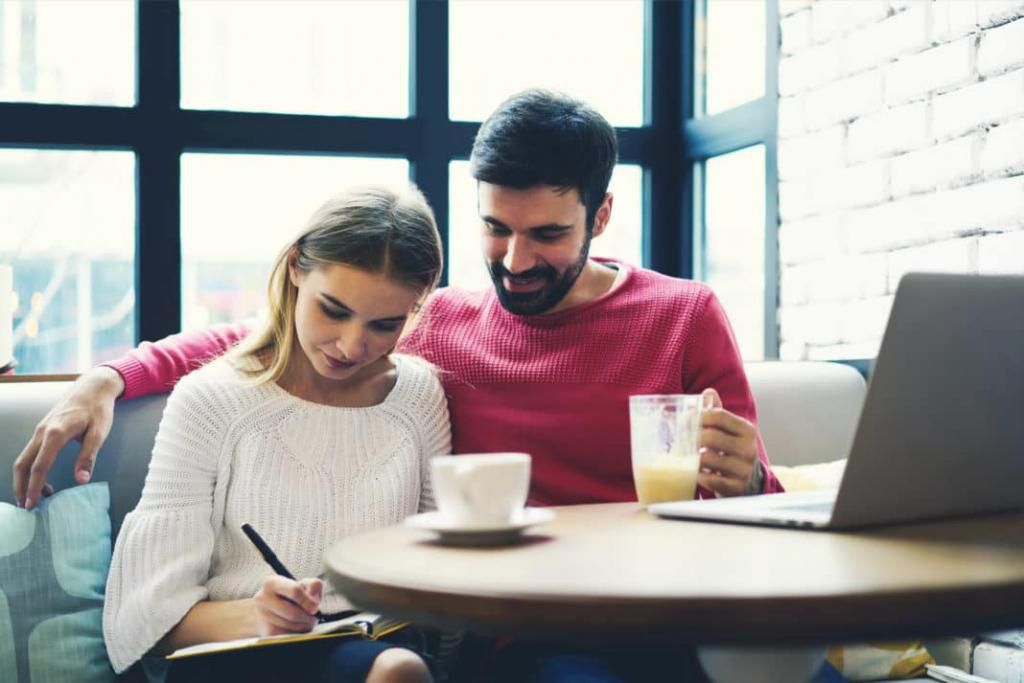 4 уроки, які варто засвоїти чоловікові та дружині, якщо вони є колегами. Спільна праця може ускладнити відносини, але цю проблему можна вирішити.