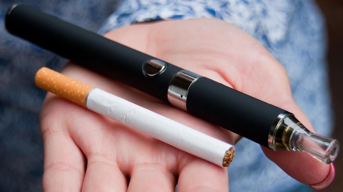 У Кабміні планують ввести штрафи за використання електронних сигарет у громадських місцях. Згідно із законопроєктом, електронні сигарети будуть прирівнюватися до звичайних.