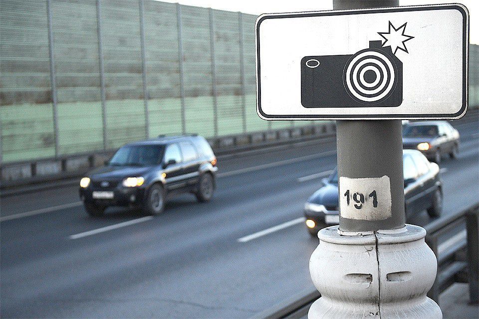 У столиці в тестовому режимі випробовують камери контролю швидкості. Тільки за місяць роботи було зафіксовано 72 тисячі порушень.