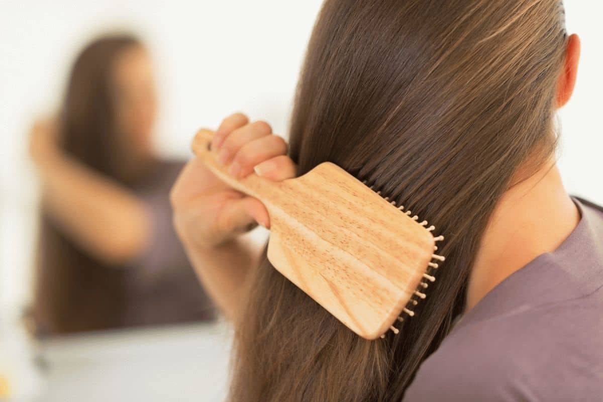 Експерти забороняють розчісувати волосся більше 2-3 разів на добу. І на це є декілька причин.
