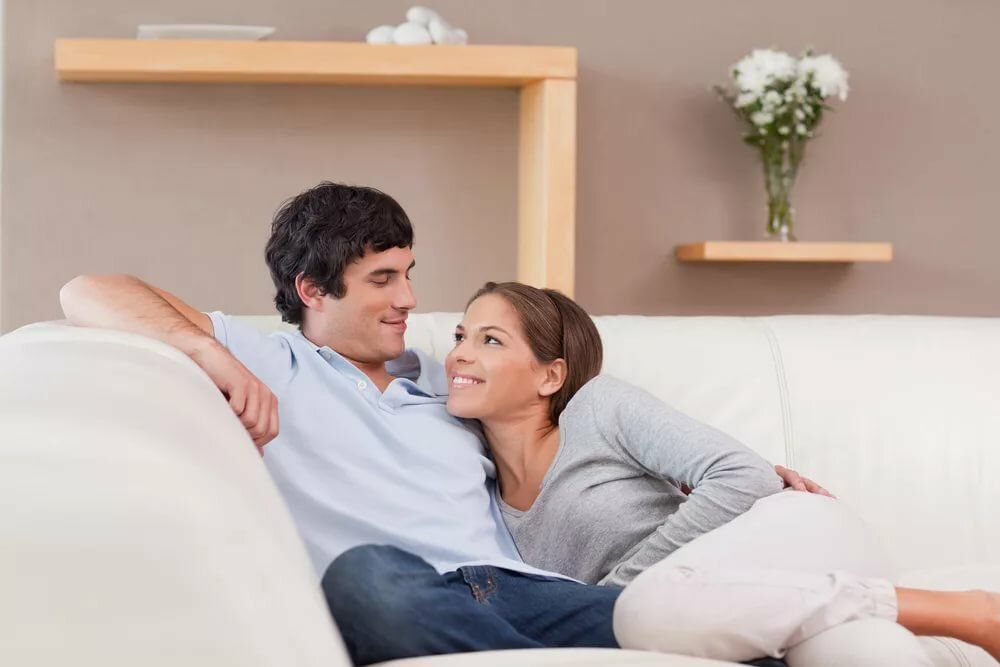 Про стан відносин з вашим партнером може розповісти те, яким чином ви сидите з ним на дивані. Іноді невербальна мова здатна розповісти більше, ніж здається на перший погляд.