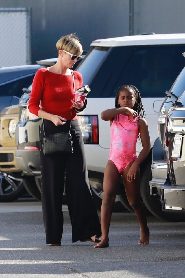 Шарліз Терон знову шокує громадськість: син актриси прогулявся в рожевому купальнику. 44-річна Шарліз Терон потрапила в об'єктиви папараці під час сімейної прогулянки.